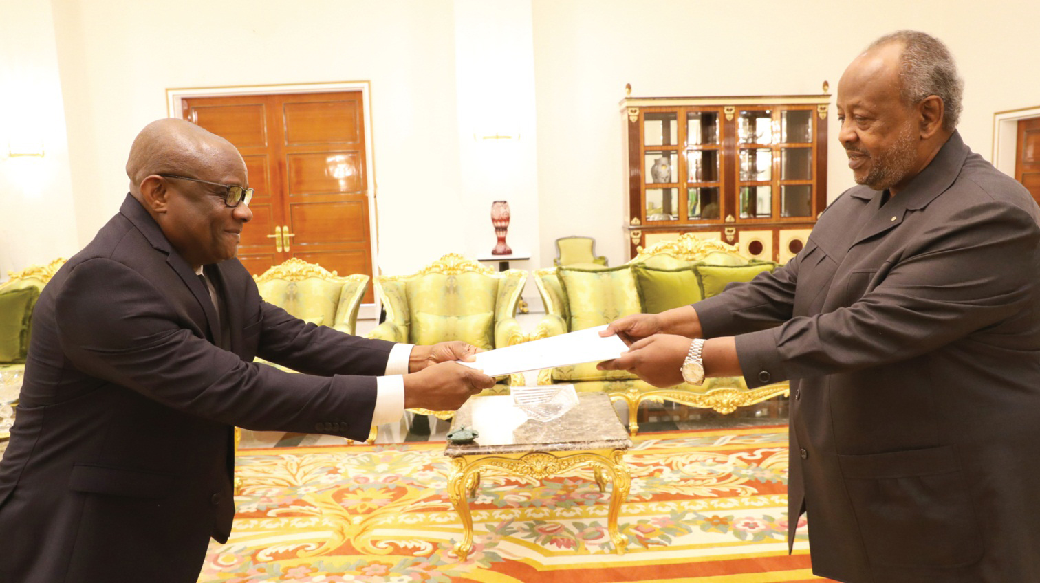 Djibouti : Cinq nouveaux ambassadeurs remettent leurs lettres de créances au chef de l’Etat