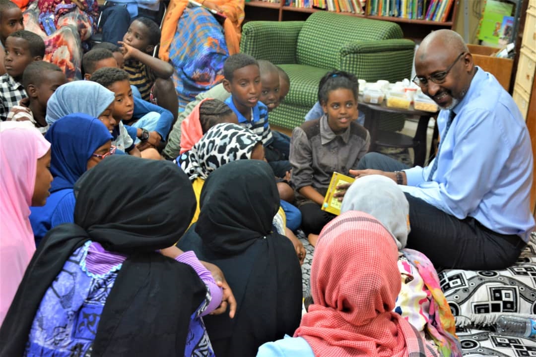 Collège Charles de Foucault de Djibouti-ville : Le ministre de l’Education nationale lit un conte aux élèves d’une classe de 6ème