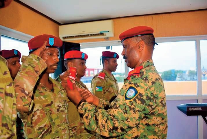 Garde Républicaine : Cérémonie de remise de galon Les artistes de la troupe ‘‘Hal-Door’’ récompensés