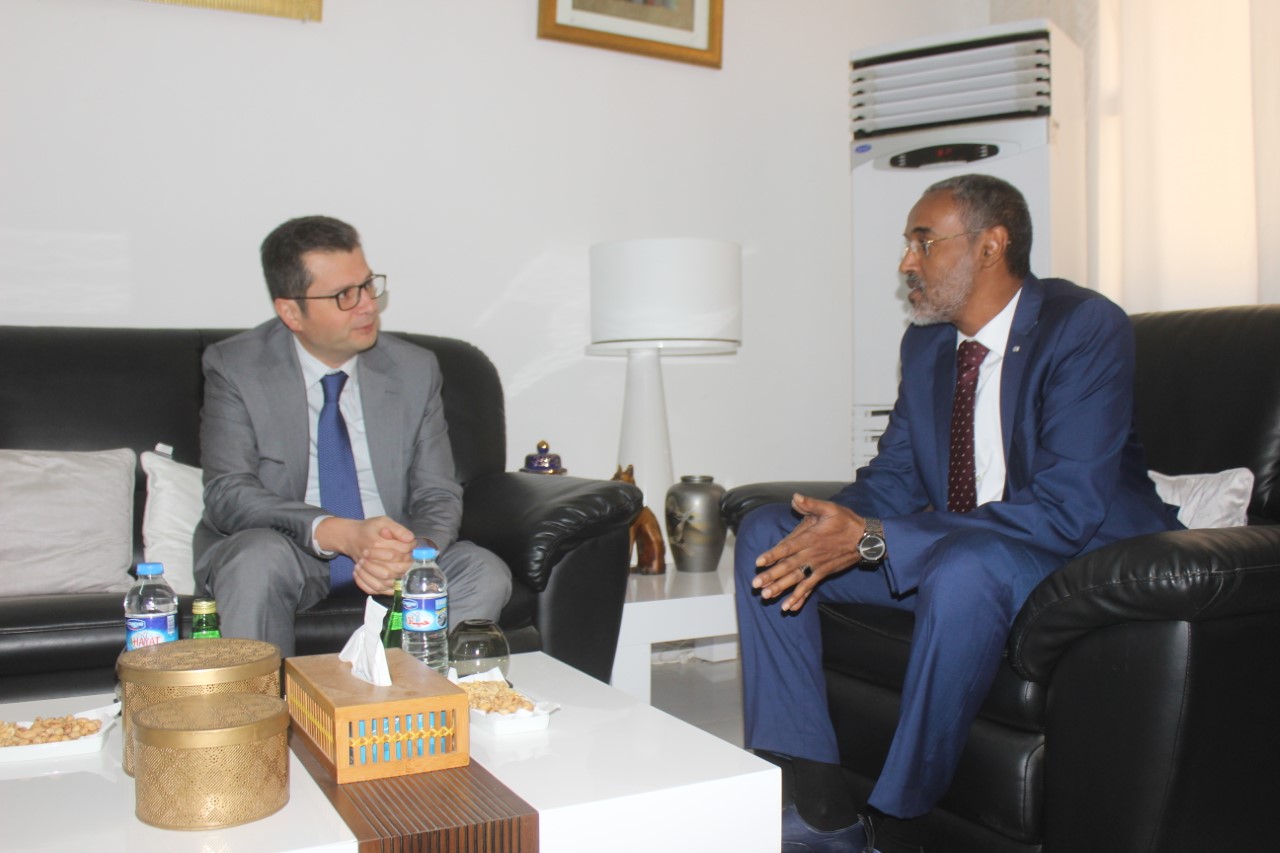 L’ambassadeur Eleman Abdulayev reçu en audience par M. Ali Hassan Bahdon (1)