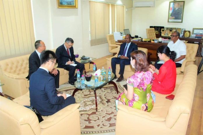 M. Moumin Hassan Barreh s’entretient avec des artistes chinois (2)