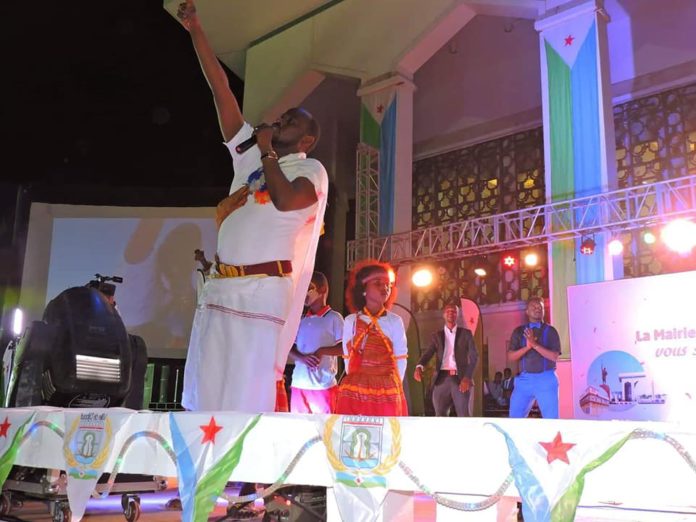 Une soirée musicale sur l’esplanade du palais du peuple (1)