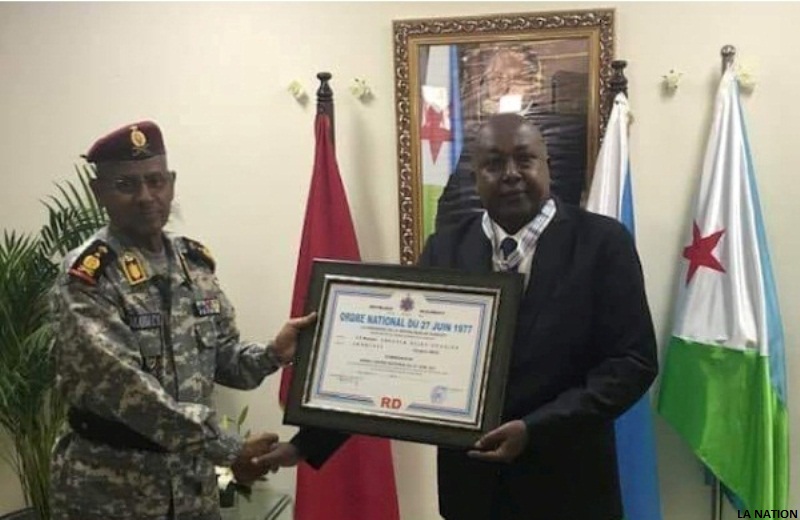 Le chef d’état-major des FAD décore l’ambassadeur Ibrahim Bileh Doualeh à Rabat