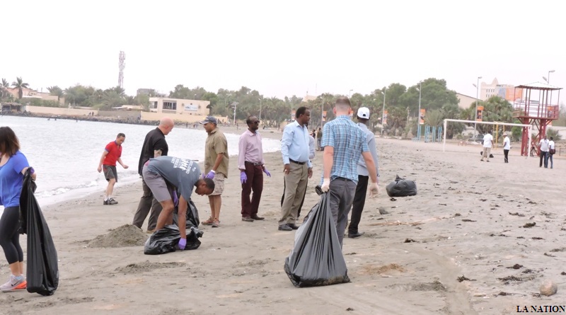 Célébration de la journée mondiale de la Terre : Coups de balai à la plage Siesta