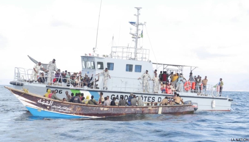 Assistance humanitaire : Des garde-côtes portent secours à des migrants au large de Godoria