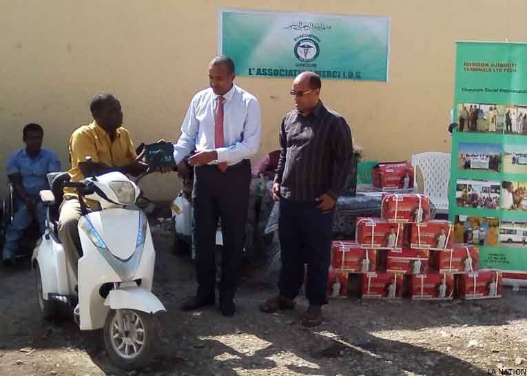 Journée internationale des personnes handicapées : HDTL fait un don de 44 batteries de scooters aux membres handicapés de l’association « Merci IOG » à Balbala