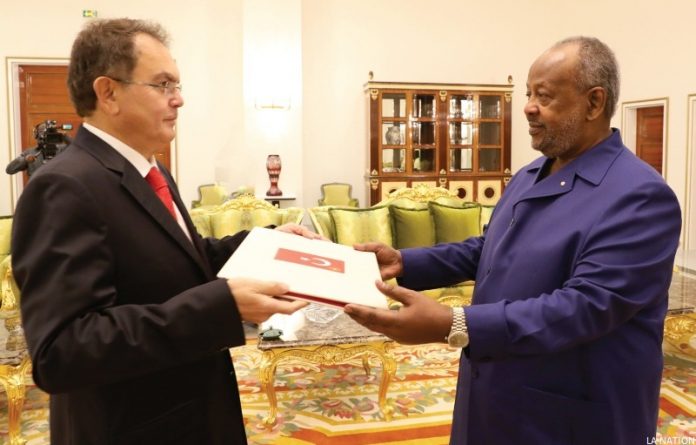 Le chef de lÔÇÖEtat re+ºoit les lettres de cr+®ances du nouvel ambassadeur de la Turquie (1)