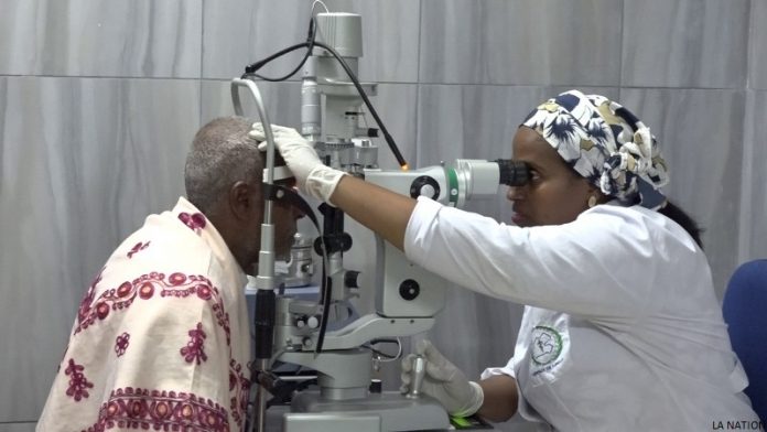H+¦pital Peltier Le Laser dernier cri pour op+®rer les yeux (2)