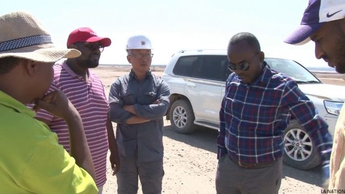 Visite du directeur g+®n+®ral du DPCR au chantier de r+®habilitation de la route Djibouti-Galafi (1)