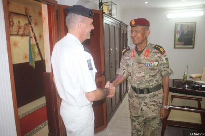 Le général de corps d’armée Zakaria Cheick Ibrahim reçoit le général de brigade Thierry Laval (1)
