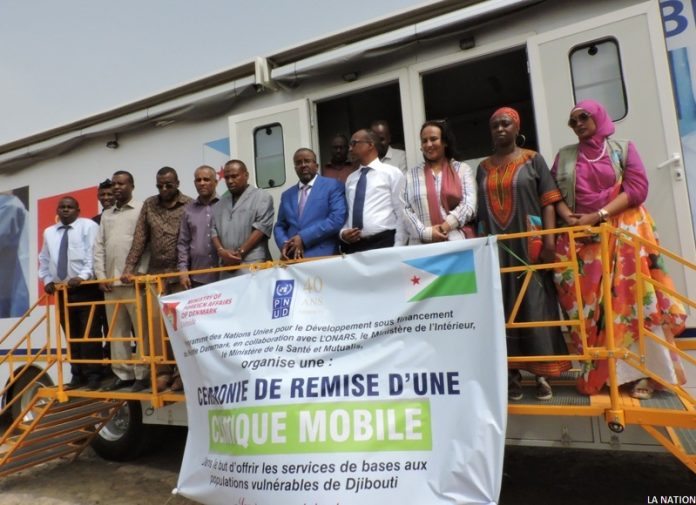 Un camion semi-remorque aménagé en clinique mobile offert à la population
