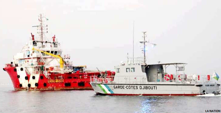 Le M/V VOS APOLLO escorté par la garde-côtes jusqu’au port de Djibouti
