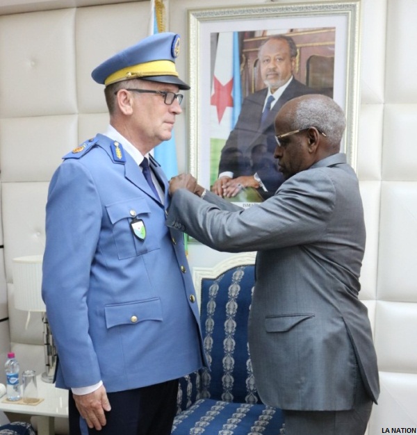 Le Premier ministre décore le commandant Durot de la médaille de chevalier dans l’ordre national du 27 juin