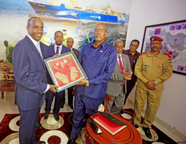 Le Président Bihi visite la station des câbles sous-marins de Djibouti Télécom