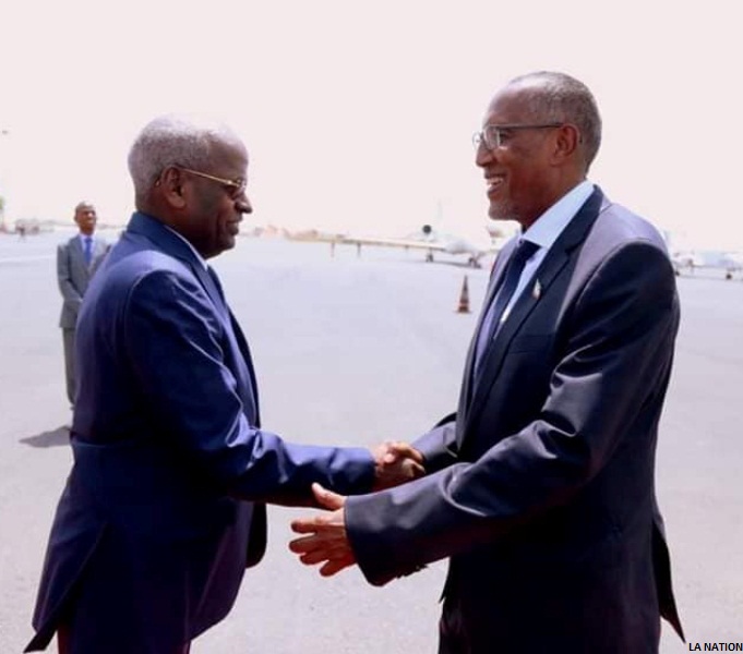 Un accueil chaleureux réservé au Président Bihi à sa descente d’avion 2