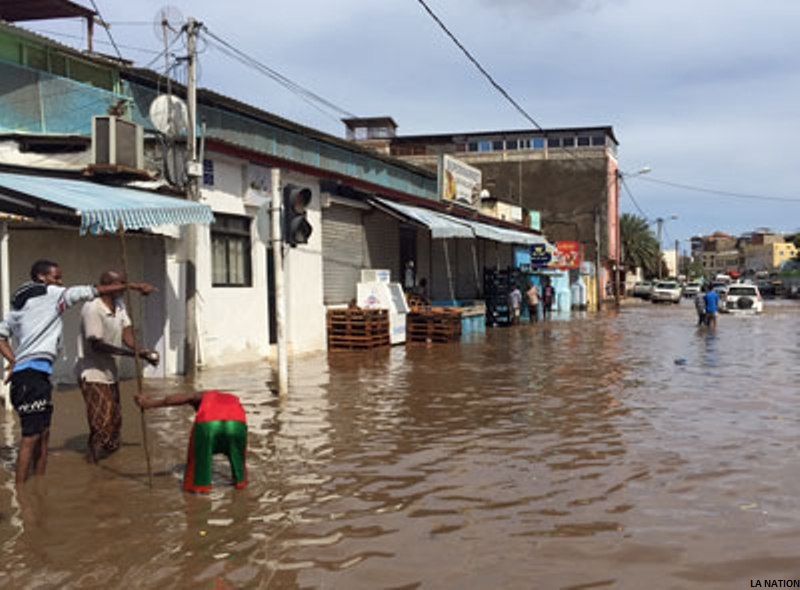 LES PIEDS DANS L'EAU