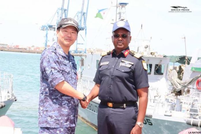 Une délégation du commandement du JS SAZONOMI rend visite à la Garde-Côtes djiboutienne