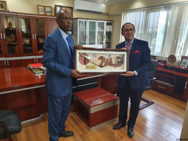 Entrevue entre le ministre Hassan Houmed Ibrahim et l’ambassadeur Arnaud Guillois