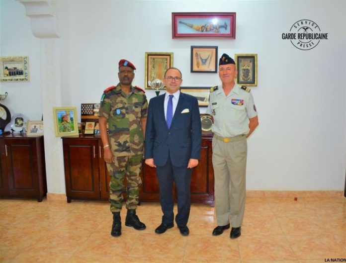 GR Le colonel Mohamed Djama Doualeh reçoit l’ambassadeur Arnaud Guillois