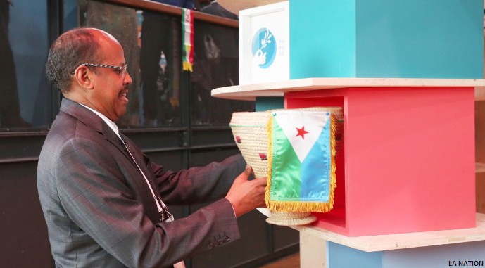 Le chef de la diplomatie djiboutienne dépose un Gorof ou Ayni au forum de Paris (2)