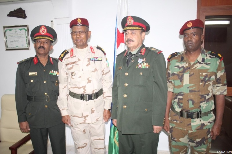 L’attaché militaire du Soudan, le général de division  Abdelrazig Mustafa Ali Badawi distingué de la médaille d’officier de l’ordre national du 27 juin