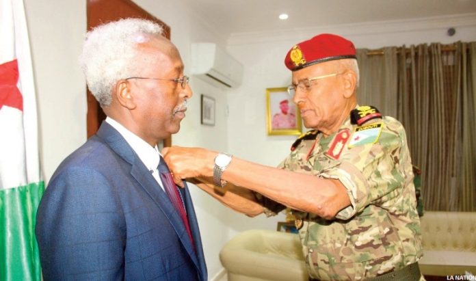 Ahmed Araita Ali élevé au grade de chevalier de la grande étoile de Djibouti par le CEMGA (2)