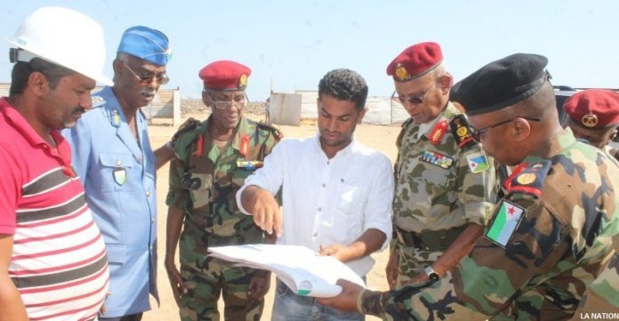 Le général Zakaria Cheikh Ibrahim inspecte les travaux du chantier de la future cité militaire 1