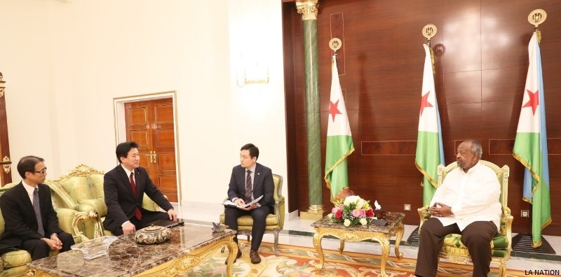 Le président de la République reçoit un émissaire du premier ministre japonais