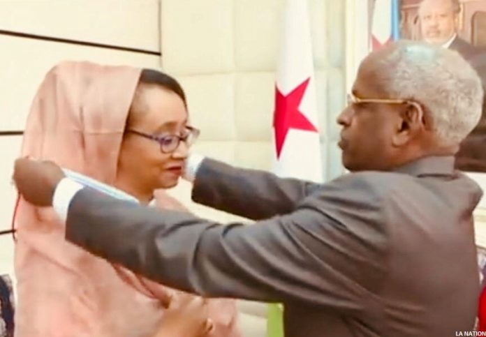 Aicha Ibrahim Djama élevée au grade de commandeur dans l’ordre national du 27 juin (2)