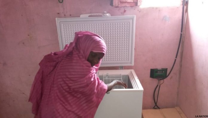 Des femmes du village de Khor Angar reçoivent un don de 15 congélateurs solaires