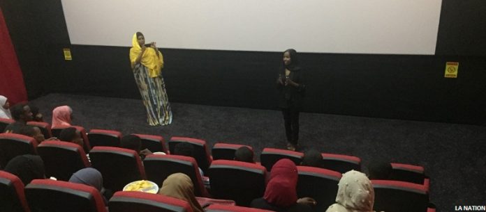 Dhalinyaro Le lycée de Balbala en sortie scolaire au Stars cinéma du Bawadi mall