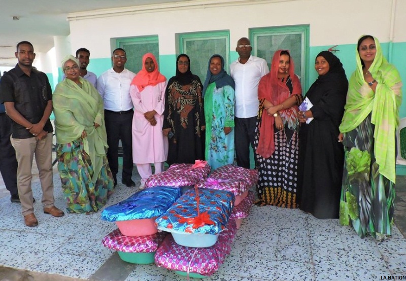 Distribution de cadeaux aux premiers bébés du nouvel an