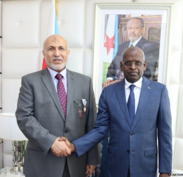 Fouad Abdoul-Wali Mahdi distingué de la médaille d'officier dans l'ordre national du 27 juin