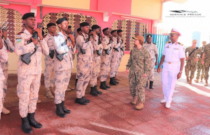 Le vice-amiral Franchetti visite la Garde-côtes djiboutienne