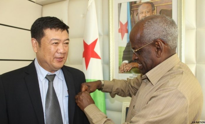 Primature Zhang Huiting et Zhang Junli élevés au rang de chevaliers dans l’ordre national du 27 Juin (2)