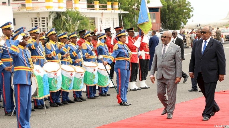 UN ACCUEIL CHALEUREUX RÉSERVÉ AU PRÉSIDENT AZALI ASSOUMANI PAR SON HOMOLOGUE DJIBOUTIEN À SON ARRIVÉE À DJIBOUTI