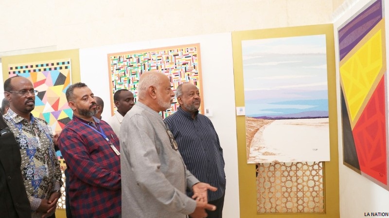 LE PRÉSIDENT GUELLEH HONORE DE SA PRÉSENCE LA CÉRÉMONIE DE LANCEMENT DE L’EXPOSITION DES TABLEAUX DU PEINTRE RIFKI ABDOULKADER BAMAKHRAMA