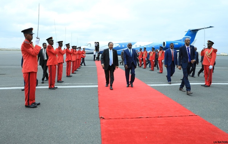 Le Premier ministre accueille son homologue soudanais à son arrivée à Djibouti