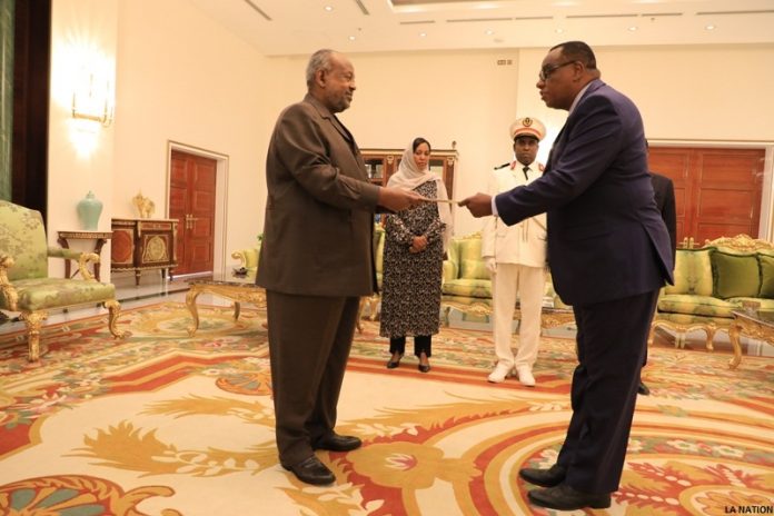 Le-Président-de-la-République-reçoit-les-lettres-de-créances-du-nouvel-Ambassadeur-du-Kenya-à-Djibouti-696x464