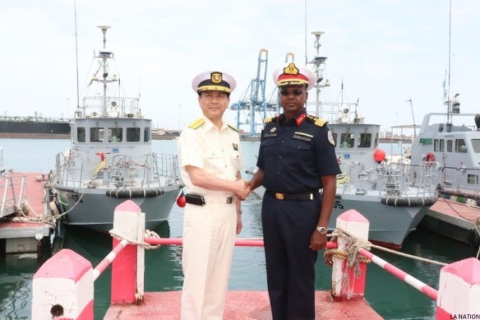 Le vice-amiral Hoshi Sumio reçu avec les honneurs par la Garde-côtes djiboutienne
