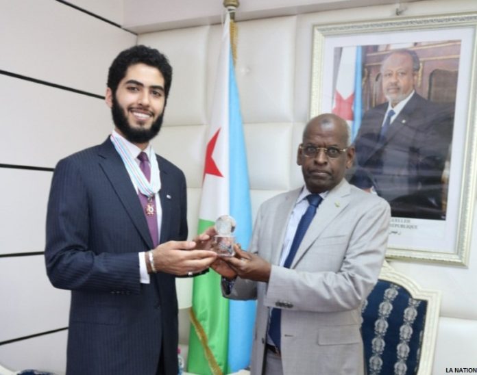Sheick Mansour Bin Mussallam reçoit l’insigne de commandeur dans l’ordre national du 27 Juin