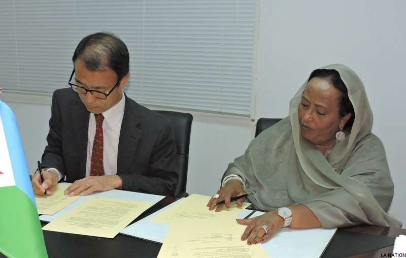 Signature de don d’un micro-projet communautaire et de proximité au profit de l’Association des Femmes de Tadjourah