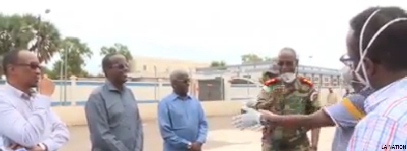 Le Premier ministre inspecte les sites de quarantaine et le centre d'appel "1517"