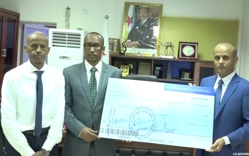 Riposte contre le coronavirus : Le directeur général de CAC Internationale Bank remet au ministre de la Santé un chèque de 20 millions FD