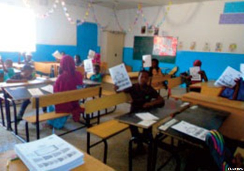 Enseignement de base ; Des brochures d’apprentissages scolaires remises aux élèves des écoles rurales