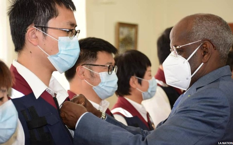 Les 12 médecins chinois distingués au rang d’Officier dans l’Ordre National du 27 juin