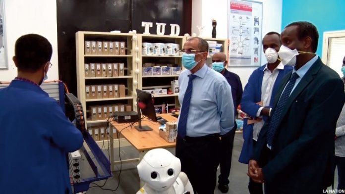 Les ministres de la communication et de l'enseignement supérieur visitent le FAbLAb de la faculté d'ingénierie (2)