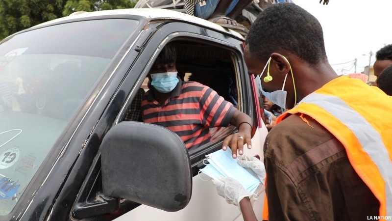 Distribution de gels hydroalcooliques et de masques aux passagers et aux chauffeurs de bus
