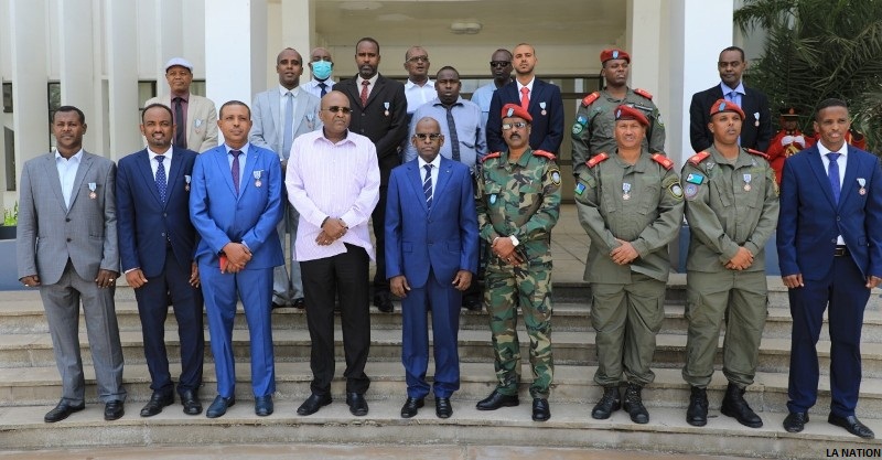 Abdoulkader Kamil Mohamed décore 12 personnalités civiles et militaires djiboutiens