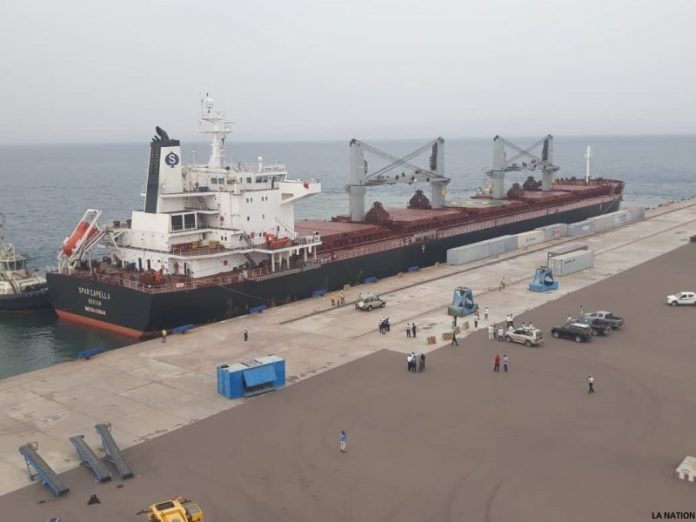 Arrivée du premier navire vraquier au port de TadjourahPlus de 1250 camions mobilisés pour décharger les 50.000 tonnes de charbon vers l’Ethiopie (1)